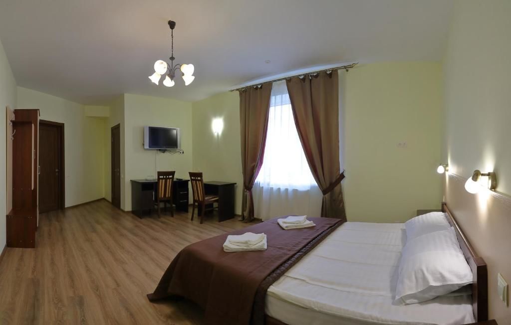 Отель Hotel Karpaty Ивано-Франковск