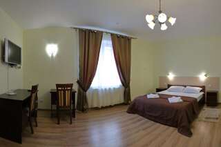 Отель Hotel Karpaty Ивано-Франковск Большой двухместный номер с 1 кроватью-6