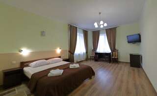 Отель Hotel Karpaty Ивано-Франковск Большой двухместный номер с 1 кроватью-7