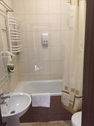 Отель Hotel Karpaty Ивано-Франковск Большой двухместный номер с 1 кроватью-44