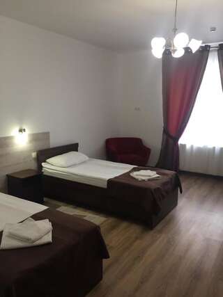 Отель Hotel Karpaty Ивано-Франковск Просторный двухместный номер с 2 отдельными кроватями-3